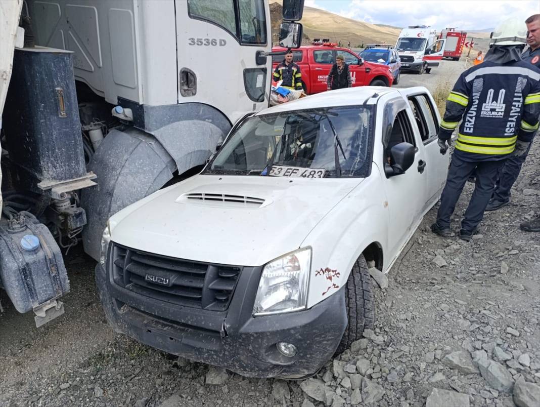 Hafriyat kamyonunun çarptığı pikap ikiye bölündü: 3 ölü 2